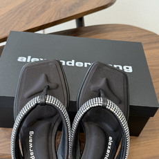 Alexander Wang26ss夏季新款水钻方头夹趾人字拖夏日炸街神器,把随性与闪钻氛围感焊在脚上设 Alexander Wang26ss夏季新款水钻方头夹趾人字拖夏日炸街神器,把随性与闪钻氛围感焊在脚上设