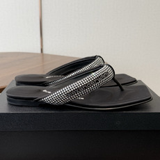 Alexander Wang26ss夏季新款水钻方头夹趾人字拖夏日炸街神器,把随性与闪钻氛围感焊在脚上设 Alexander Wang26ss夏季新款水钻方头夹趾人字拖夏日炸街神器,把随性与闪钻氛围感焊在脚上设