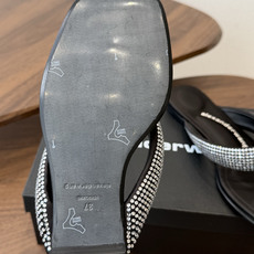 Alexander Wang26ss夏季新款水钻方头夹趾人字拖夏日炸街神器,把随性与闪钻氛围感焊在脚上设 Alexander Wang26ss夏季新款水钻方头夹趾人字拖夏日炸街神器,把随性与闪钻氛围感焊在脚上设