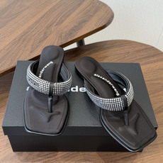 Alexander Wang26ss夏季新款水钻方头夹趾人字拖夏日炸街神器,把随性与闪钻氛围感焊在脚上设 Alexander Wang26ss夏季新款水钻方头夹趾人字拖夏日炸街神器,把随性与闪钻氛围感焊在脚上设