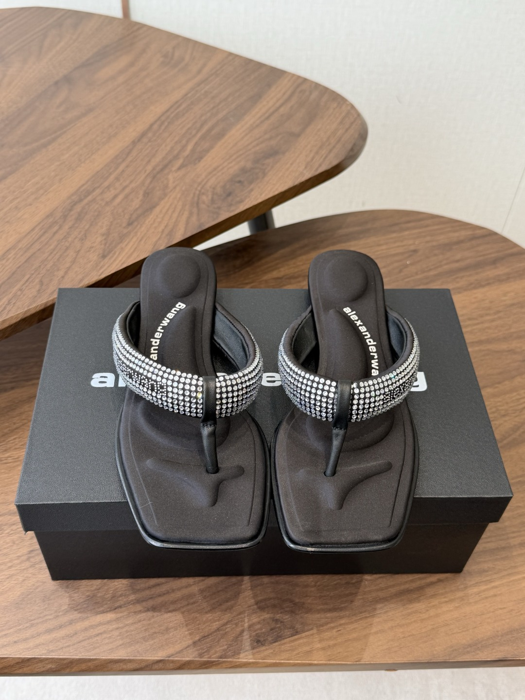 Alexander Wang26ss夏季新款水钻方头夹趾人字拖夏日炸街神器，把随性与闪钻氛围感焊在脚上设