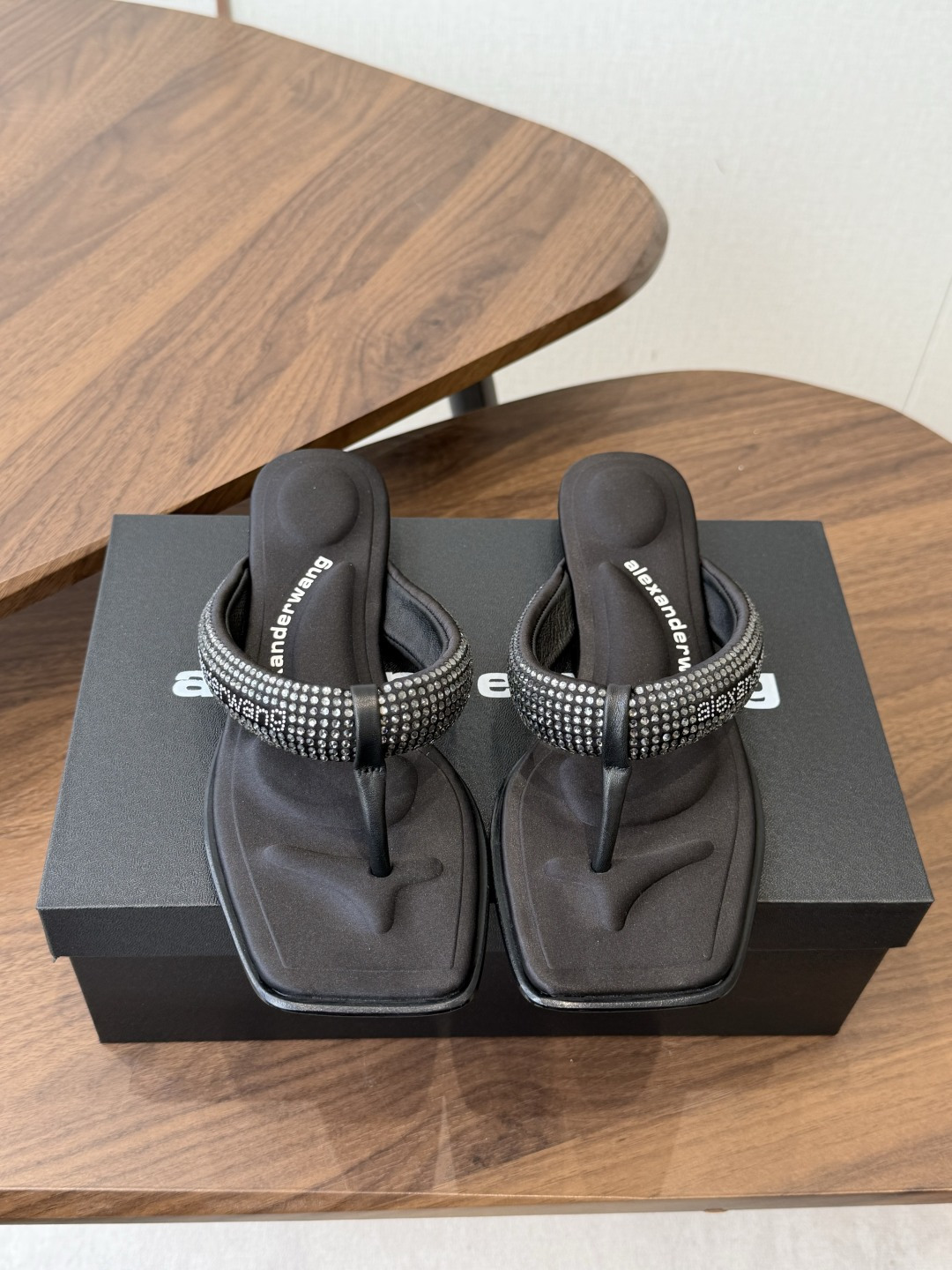 NO:816245,Alexander Wang26ss new summer rhinestone square toe thong flip-flops are a popular street item in the summer. They weld the casual and sparkling diamond atmosphere on the feet. The design adopts a neat square toe cut, with a classic flip-flop version, and has a cool texture. The rhinestone ribbon on the shoe body is the finishing touch, with a low-key and blingbling sense of detail. The upper foot instantly enhances the sophistication of the outfit without being too ostentatious.  It is the king of versatile combinations. It can be easily worn with denim shorts, sports pants, overalls, and dresses. Whether you are going downstairs to pick up express delivery, visiting the supermarket, or vacationing at the beach or checking in at the night market, one pair can complete the look of the whole scene. Silk satin upper, sheepskin lining, leather outsole, size 35-40 (40 size customization is non-returnable), split-toe shoes, skirts, shorts, sheepskin, real silk, silk fabric, Leather soles19860909Alexander Wang26ss夏季新款水钻方头夹趾人字拖 夏日炸街神器,把随性与闪钻氛围感焊在脚上设计上采用利落的方头剪裁,搭配经典夹脚版型,自带酷飒质感.鞋身的水钻饰带是点睛之笔,低调中带着blingbling的细节感,上脚瞬间提升穿搭精致度,又不会过于张扬. 搭配上堪称百搭王,配牛仔短裤、运动裤、工装裤、连衣裙都能轻松驾驭,不管是下楼取快递、逛超市,还是海边度假、夜市打卡,一双就能搞定全场景造型. 鞋面真丝绸缎 内里羊皮 大底真皮大底 size35-40码（40码定制不退换）,分趾鞋,skirts,shorts,sheepskin,real silk,silk fabric,Leather soles,Women's Shoes