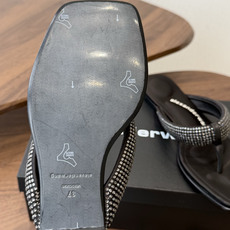 Alexander Wang26ss夏季新款水钻方头夹趾人字拖夏日炸街神器,把随性与闪钻氛围感焊在脚上设 Alexander Wang26ss夏季新款水钻方头夹趾人字拖夏日炸街神器,把随性与闪钻氛围感焊在脚上设