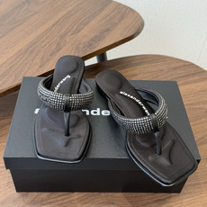 Alexander Wang26ss夏季新款水钻方头夹趾人字拖夏日炸街神器,把随性与闪钻氛围感焊在脚上设 Alexander Wang26ss夏季新款水钻方头夹趾人字拖夏日炸街神器,把随性与闪钻氛围感焊在脚上设
