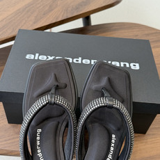 Alexander Wang26ss夏季新款水钻方头夹趾人字拖夏日炸街神器,把随性与闪钻氛围感焊在脚上设 Alexander Wang26ss夏季新款水钻方头夹趾人字拖夏日炸街神器,把随性与闪钻氛围感焊在脚上设