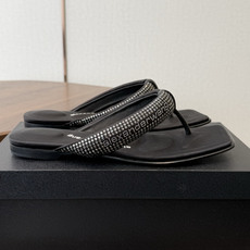 Alexander Wang26ss夏季新款水钻方头夹趾人字拖夏日炸街神器,把随性与闪钻氛围感焊在脚上设 Alexander Wang26ss夏季新款水钻方头夹趾人字拖夏日炸街神器,把随性与闪钻氛围感焊在脚上设