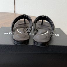 Alexander Wang26ss夏季新款水钻方头夹趾人字拖夏日炸街神器,把随性与闪钻氛围感焊在脚上设 Alexander Wang26ss夏季新款水钻方头夹趾人字拖夏日炸街神器,把随性与闪钻氛围感焊在脚上设
