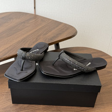 Alexander Wang26ss夏季新款水钻方头夹趾人字拖夏日炸街神器,把随性与闪钻氛围感焊在脚上设 Alexander Wang26ss夏季新款水钻方头夹趾人字拖夏日炸街神器,把随性与闪钻氛围感焊在脚上设