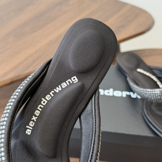 Alexander Wang26ss夏季新款水钻方头夹趾人字拖夏日炸街神器,把随性与闪钻氛围感焊在脚上设 Alexander Wang26ss夏季新款水钻方头夹趾人字拖夏日炸街神器,把随性与闪钻氛围感焊在脚上设