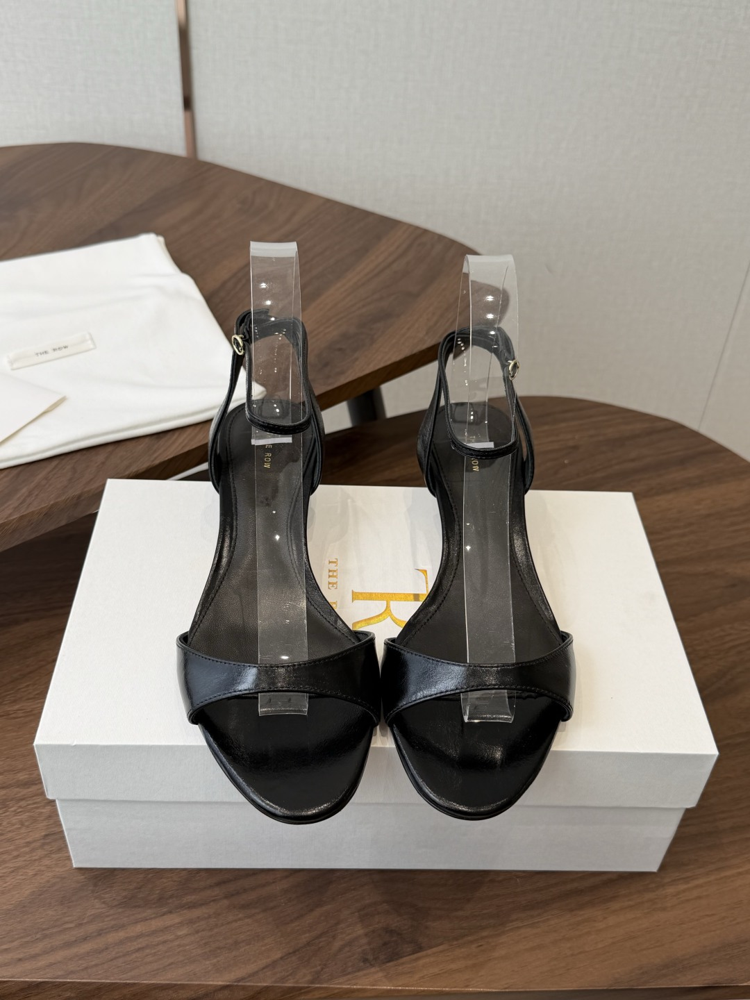 NO:816239,The row 26ss new sexy thin strap sandals made in Wandan. Thin strap sandals are only suitable for the row. They are as simple as ever, with a strong sense of design and simple and smooth lines. Although there are not too many elements to embellish, there are only two thin straps to support the upper, but they are really high-end and versatile. The best sandals. Beautiful shoes that light up the whole summer. 1:1 customized cowhide fabric, sheepskin lining, genuine leather outsole imported from Italy.  Size#35-40 (40 orders are not returnable), sandals, sandals, cowhide, sheepskin, Leather soles19860909莞产The row 26ss 新款性感细带凉鞋 细带凉鞋只服the row 一如既往的简单,超强设计感,线条简洁流畅 虽然没有过多的元素点缀,只有两根细带支撑鞋面,但真的很高级很百搭 凉鞋极品 美不胜收的鞋 点亮整个夏日 1:1订制牛皮面料 羊皮内里 意大利进口真皮大底 Size#35-40（40订做不退换）,凉鞋,sandals,cowhide,sheepskin,Leather soles,Women's Shoes