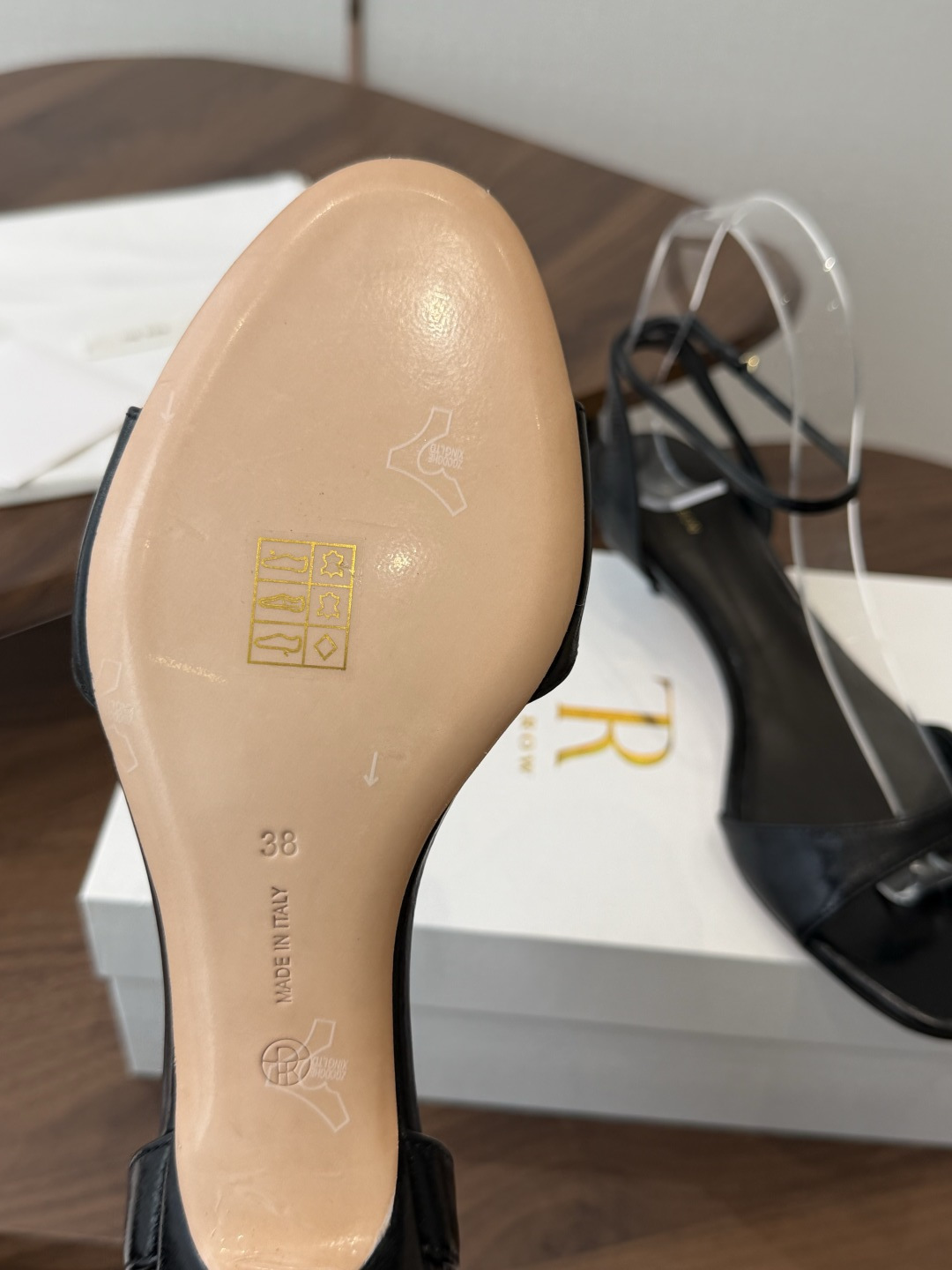 莞产The row 26ss 新款性感细带凉鞋细带凉鞋只服the row 一如既往的简单，超强设计感，线
