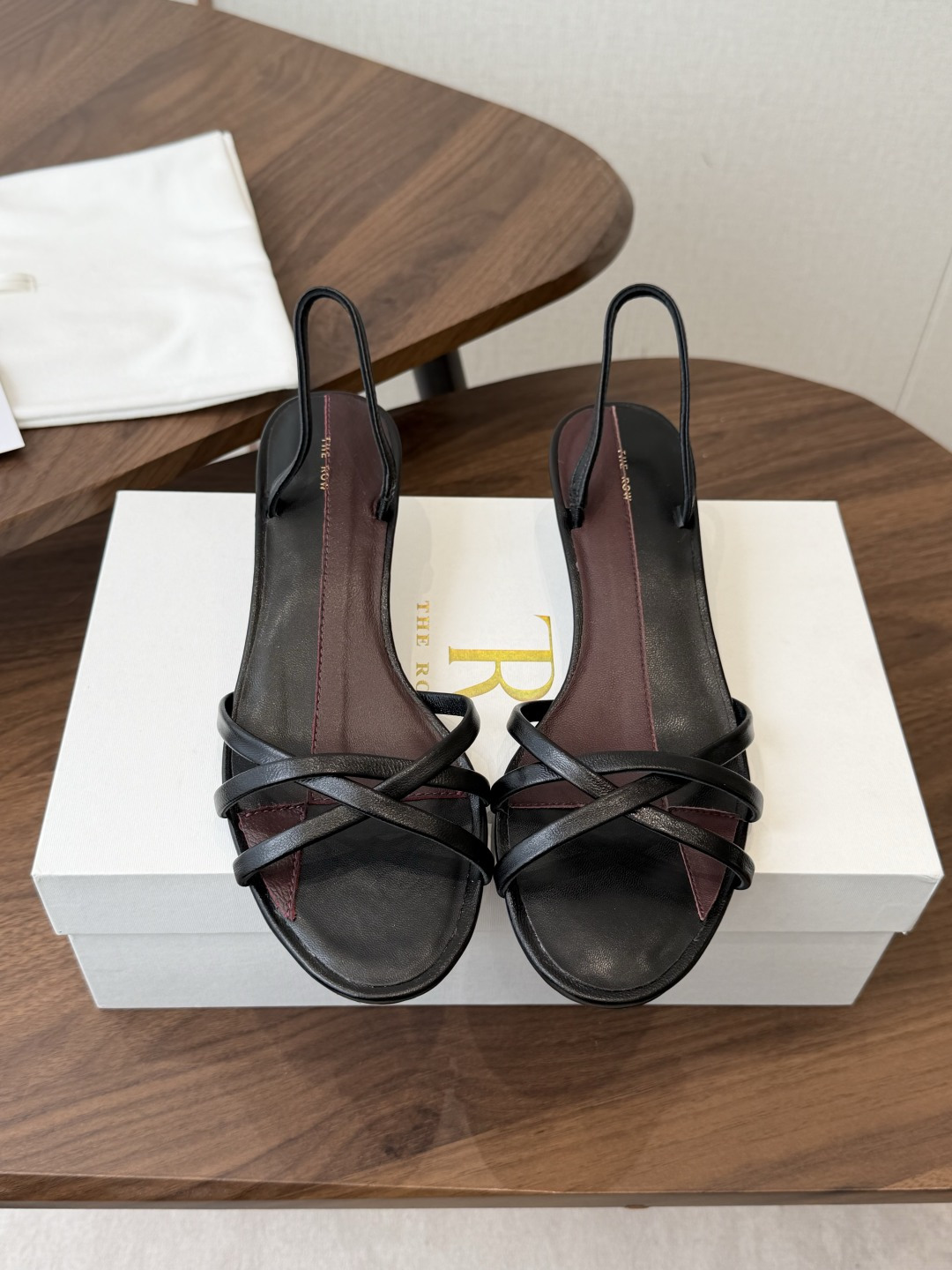 NO:816243,The row 26 new sexy thin-strap sandals and slippers produced in Wandan. Thin-strap sandals are only for the row. They are as simple as ever, with a strong sense of design and simple and smooth lines. Although there are not too many elements to embellish, there are only two thin straps to support the upper, but they are really high-end and versatile. The best sandals. Beautiful shoes that light up the whole summer. 1:1 customized cowhide fabric, sheepskin lining, genuine leather outsole imported from Italy.  Size#35-40 (40 is custom-made and cannot be returned or exchanged), sandals, sandals, slippers, cowhide, sheepskin, Leather soles19860909莞产The row 26新款性感细带凉鞋拖鞋 细带凉鞋只服the row 一如既往的简单,超强设计感,线条简洁流畅 虽然没有过多的元素点缀,只有两根细带支撑鞋面,但真的很高级很百搭 凉鞋极品 美不胜收的鞋 点亮整个夏日 1:1订制牛皮面料 羊皮内里 意大利进口真皮大底 Size#35-40（40定做不退换）,凉鞋,sandals,slippers,cowhide,sheepskin,Leather soles,Women's Shoes