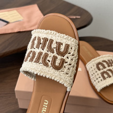 Miu Miu 重工编织 拖鞋 百搭时髦单品!集低调奢华的一字潮拖,可盐可甜!随意搭配怎么穿都好看鞋 Miu Miu 重工编织 拖鞋 百搭时髦单品!集低调奢华的一字潮拖,可盐可甜!随意搭配怎么穿都好看鞋