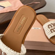 Miu Miu 重工编织 拖鞋 百搭时髦单品!集低调奢华的一字潮拖,可盐可甜!随意搭配怎么穿都好看鞋 Miu Miu 重工编织 拖鞋 百搭时髦单品!集低调奢华的一字潮拖,可盐可甜!随意搭配怎么穿都好看鞋