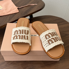 Miu Miu 重工编织 拖鞋 百搭时髦单品!集低调奢华的一字潮拖,可盐可甜!随意搭配怎么穿都好看鞋 Miu Miu 重工编织 拖鞋 百搭时髦单品!集低调奢华的一字潮拖,可盐可甜!随意搭配怎么穿都好看鞋