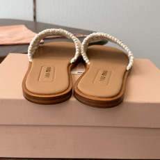 Miu Miu 重工编织 拖鞋 百搭时髦单品!集低调奢华的一字潮拖,可盐可甜!随意搭配怎么穿都好看鞋 Miu Miu 重工编织 拖鞋 百搭时髦单品!集低调奢华的一字潮拖,可盐可甜!随意搭配怎么穿都好看鞋