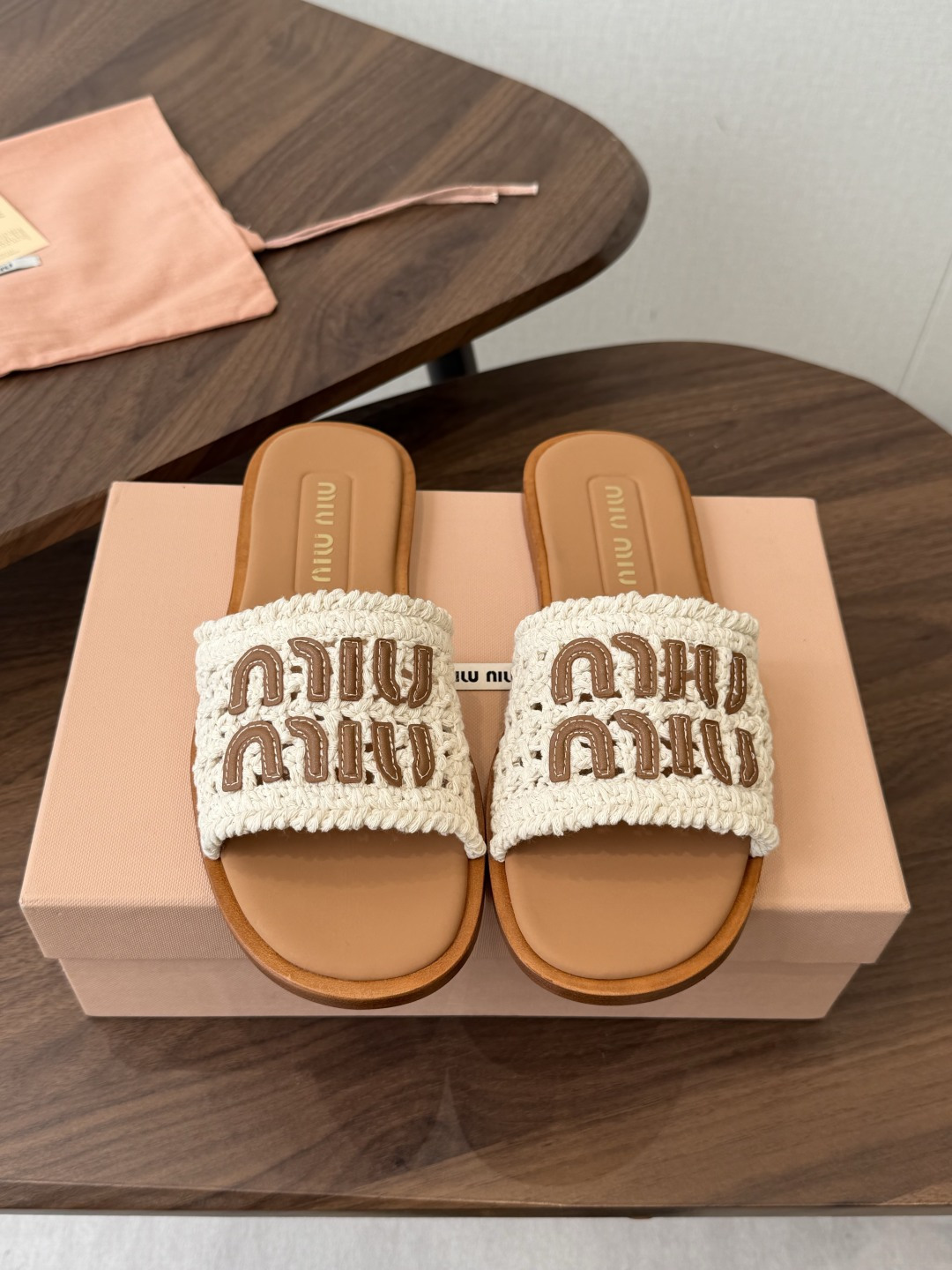 NO:819326,Top quality MiuMiu 26ss new spring and summer canvas and leather flat shoes, casual and fashionable ~ good-looking and versatile ~ a must-have item for vacation and summer!  Materials and craftsmanship - original canvas/cow leather fabric, sheepskin lining/foot pads, upper decorated with leather letter logo, insole decorated with screen printing logo, Italian genuine leather outsole Size35-41 (40 41 customized, non-returnable), slippers, miumiu, flats, slippers, cowhide, sheepskin, Leather soles19860909顶级品质 MiuMiu 26ss春夏新款帆布与皮革平底鞋 随意时髦～好看百搭～度假夏日必备单品！ 材质与工艺- 原版帆布/牛皮革面料 羊皮内里/垫脚 鞋面饰有皮革字母徽标 内底饰有丝网印花徽标 意大利真皮大底 Size35-41（40 41订做不退换）,拖鞋,miumiu,flats,slippers,cowhide,sheepskin,Leather soles,Women's Shoes