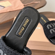 Miu Miu 重工编织 拖鞋 百搭时髦单品!集低调奢华的一字潮拖,可盐可甜!随意搭配怎么穿都好看鞋 Miu Miu 重工编织 拖鞋 百搭时髦单品!集低调奢华的一字潮拖,可盐可甜!随意搭配怎么穿都好看鞋