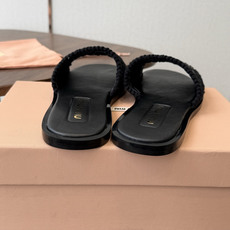 Miu Miu 重工编织 拖鞋 百搭时髦单品!集低调奢华的一字潮拖,可盐可甜!随意搭配怎么穿都好看鞋 Miu Miu 重工编织 拖鞋 百搭时髦单品!集低调奢华的一字潮拖,可盐可甜!随意搭配怎么穿都好看鞋