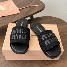 Miu Miu 重工编织 拖鞋 百搭时髦单品!集低调奢华的一字潮拖,可盐可甜!随意搭配怎么穿都好看鞋 Miu Miu 重工编织 拖鞋 百搭时髦单品!集低调奢华的一字潮拖,可盐可甜!随意搭配怎么穿都好看鞋