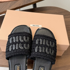 Miu Miu 重工编织 拖鞋 百搭时髦单品!集低调奢华的一字潮拖,可盐可甜!随意搭配怎么穿都好看鞋 Miu Miu 重工编织 拖鞋 百搭时髦单品!集低调奢华的一字潮拖,可盐可甜!随意搭配怎么穿都好看鞋