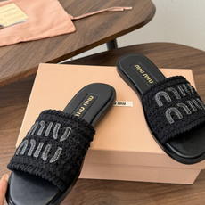 Miu Miu 重工编织 拖鞋 百搭时髦单品!集低调奢华的一字潮拖,可盐可甜!随意搭配怎么穿都好看鞋 Miu Miu 重工编织 拖鞋 百搭时髦单品!集低调奢华的一字潮拖,可盐可甜!随意搭配怎么穿都好看鞋