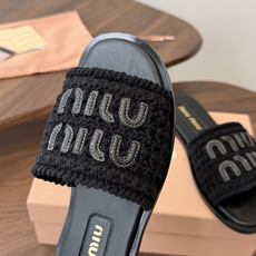 Miu Miu 重工编织 拖鞋 百搭时髦单品!集低调奢华的一字潮拖,可盐可甜!随意搭配怎么穿都好看鞋 Miu Miu 重工编织 拖鞋 百搭时髦单品!集低调奢华的一字潮拖,可盐可甜!随意搭配怎么穿都好看鞋