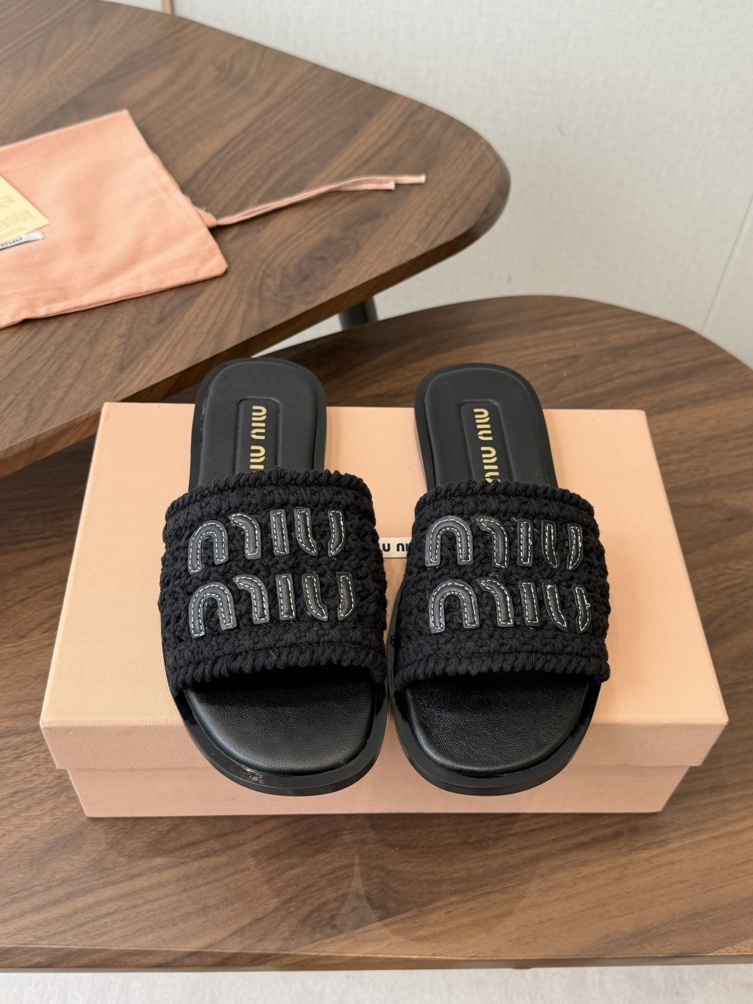 NO:816235,Miu Miu 25ss heavy-woven slippers are a versatile and fashionable item!  The low-key luxury one-line trendy slippers are both salty and sweet!  It looks good in any combination. Hand-woven upper, lining/foot-padding sheepskin, Italian genuine leather outsole, Size#35-42 (40, 41, 42, custom-made, non-refundable), slippers, miumiu, slippers, sheepskin, Leather soles19860909Miu Miu 25ss 重工编织 拖鞋 百搭时髦单品！ 集低调奢华的一字潮拖,可盐可甜！随意搭配怎么穿都好看 鞋面手工编织鞋面 内里/垫脚羊皮 大底意大利真皮大底 Size#35-42（40 41 42定做不退换）,拖鞋,miumiu,slippers,sheepskin,Leather soles,Women's Shoes