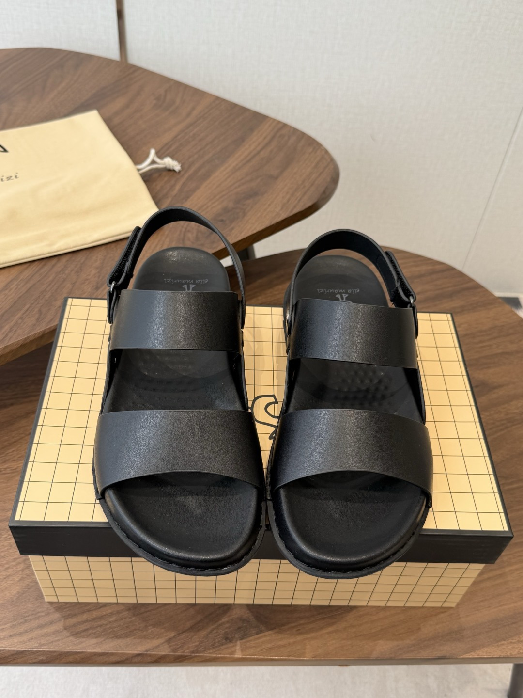 莞产纯原意大利Elia Maurizi埃利亚男士休闲凉拖鞋Elia Maurizi 诞生于意大利马尔凯大