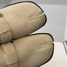 Maison Margiela26ss春夏新款分趾穆勒勃肯半拖自带慵懒高级感的分趾穆勒半拖,是日常穿搭的 Maison Margiela26ss春夏新款分趾穆勒勃肯半拖自带慵懒高级感的分趾穆勒半拖,是日常穿搭的