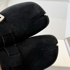 Maison Margiela26ss春夏新款分趾穆勒勃肯半拖自带慵懒高级感的分趾穆勒半拖,是日常穿搭的 Maison Margiela26ss春夏新款分趾穆勒勃肯半拖自带慵懒高级感的分趾穆勒半拖,是日常穿搭的