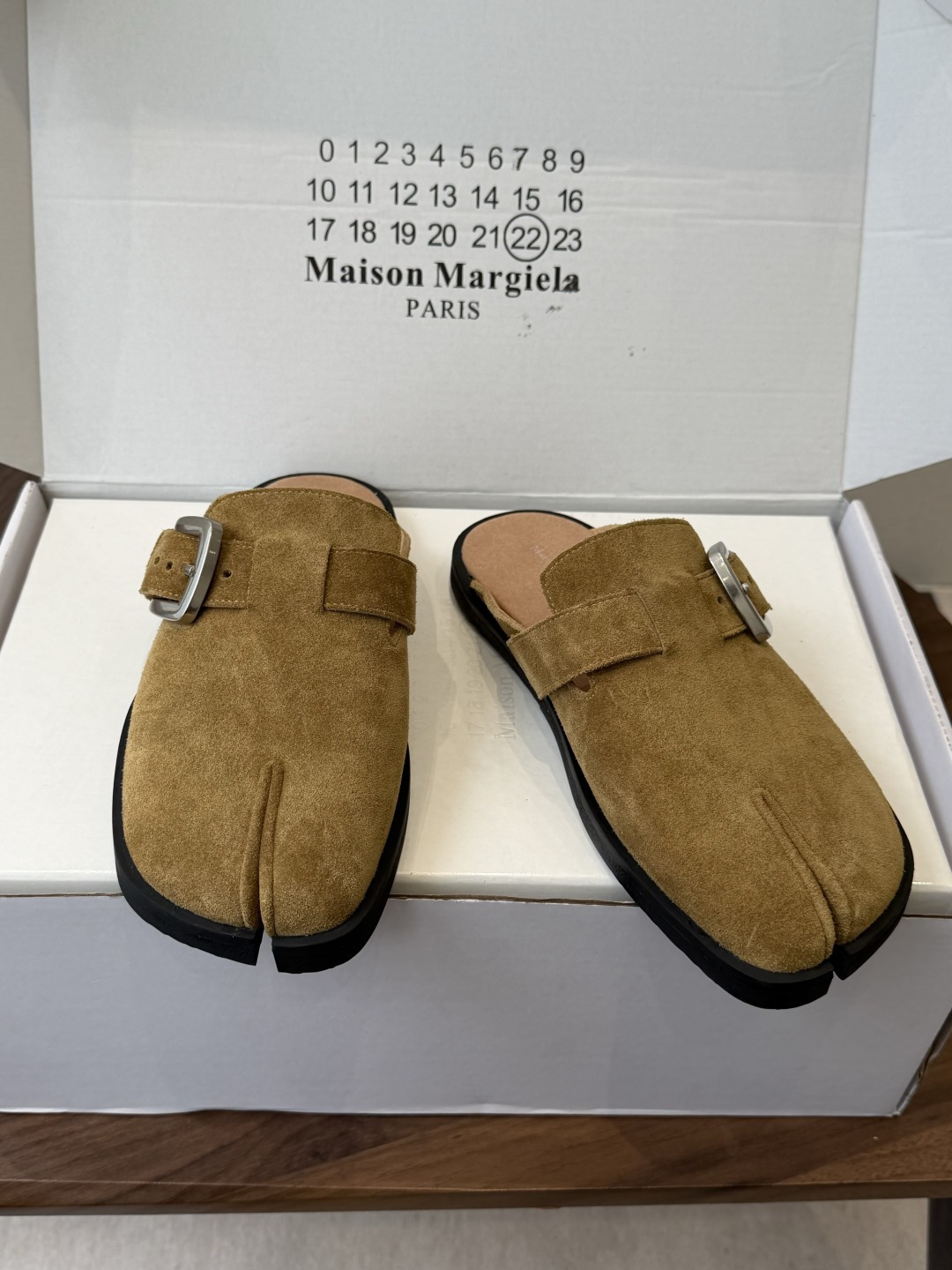Maison Margiela26ss春夏新款分趾穆勒勃肯半拖自带慵懒高级感的分趾穆勒半拖,是日常穿搭的 Maison Margiela26ss春夏新款分趾穆勒勃肯半拖自带慵懒高级感的分趾穆勒半拖,是日常穿搭的