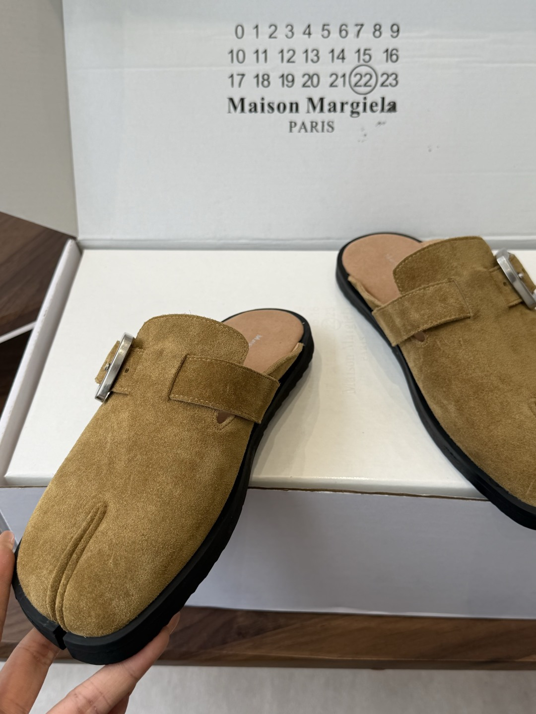 Maison Margiela26ss春夏新款分趾穆勒勃肯半拖自带慵懒高级感的分趾穆勒半拖,是日常穿搭的 Maison Margiela26ss春夏新款分趾穆勒勃肯半拖自带慵懒高级感的分趾穆勒半拖,是日常穿搭的
