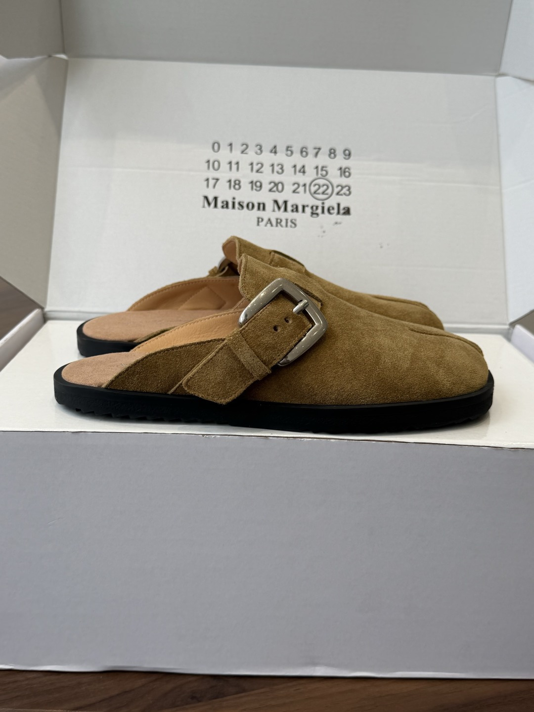 Maison Margiela26ss春夏新款分趾穆勒勃肯半拖自带慵懒高级感的分趾穆勒半拖,是日常穿搭的 Maison Margiela26ss春夏新款分趾穆勒勃肯半拖自带慵懒高级感的分趾穆勒半拖,是日常穿搭的