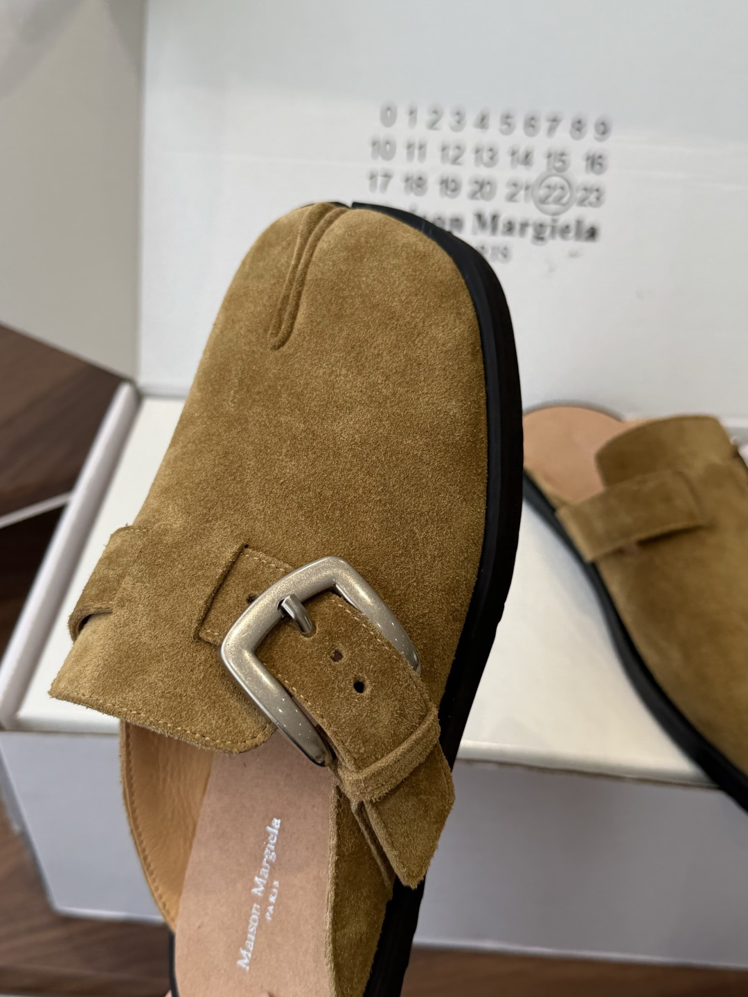 Maison Margiela26ss春夏新款分趾穆勒勃肯半拖自带慵懒高级感的分趾穆勒半拖,是日常穿搭的 Maison Margiela26ss春夏新款分趾穆勒勃肯半拖自带慵懒高级感的分趾穆勒半拖,是日常穿搭的