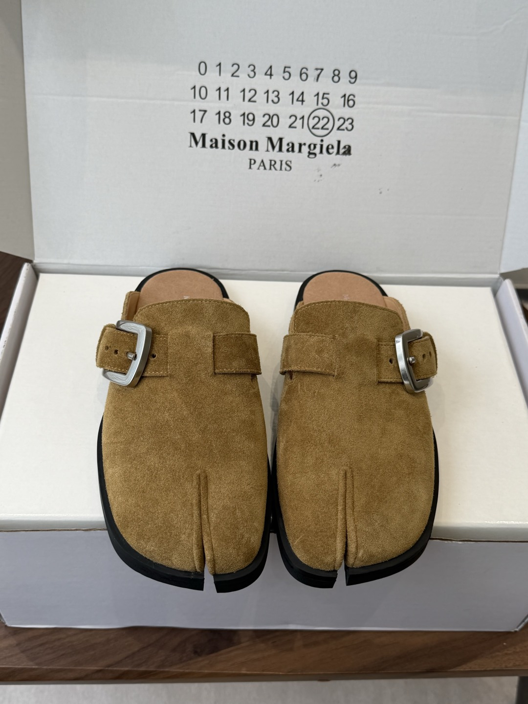 NO:816228,Maison Margiela26ss spring and summer new split toe Muller Birkenstock half drag  Split-toe Mule half-flops with a lazy and high-end feel are an atmospheric artifact for daily wear. The shoe shape is neat and relaxed, the lines are simple and elegant, and the slip-on design is casual and convenient, making daily outings completely effortless. The matching is very adaptable, whether it is paired with straight pants, casual pants or various lazy skirts, you can easily wear a casual and textured look, and can hold it for commuting, going out on the street, or short trips.  The feet feel soft and light, and the feet will not be tired when walking for a long time. The comfort is straight away. The metal buckle details on the shoe body are very good, simple and recognizable, and the low-key design reveals. The upper is cow suede, the lining is cowhide, and the outsole is original molded outsole. Sizes 35-41 (customized sizes 40 and 41 are non-returnable), semi-flops, skirts, cowhide19860909Maison Margiela26ss春夏新款分趾穆勒勃肯半拖 自带慵懒高级感的分趾穆勒半拖,是日常穿搭的氛围感神器.鞋型利落又松弛,线条简约大气,一脚蹬的设计随性又方便,日常出门完全不费劲.搭配上适配度超高,不管是搭配直筒裤、休闲裤还是各种慵懒风裙装,都能轻松穿出随性又有质感的造型,通勤、出街、短途出游都能hold住. 脚感软乎乎的,走路自带轻盈感,久穿也不会累脚,舒适感直接拉满.鞋身的金属扣细节很加分,简约又有辨识度,低调中透着设计感. 鞋面牛反绒 内里牛皮 大底原版开模大底 size35-41码（40、41码定制不退换）,半拖,skirts,cowhide,Women's Shoes