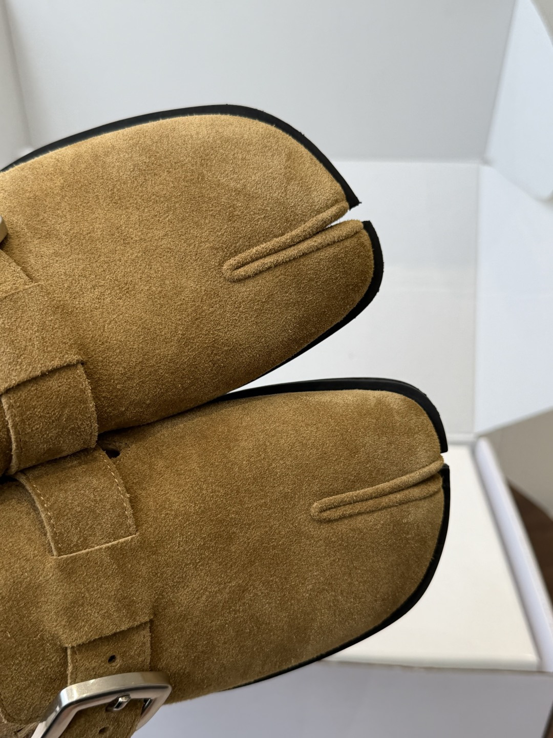 Maison Margiela26ss春夏新款分趾穆勒勃肯半拖自带慵懒高级感的分趾穆勒半拖,是日常穿搭的 Maison Margiela26ss春夏新款分趾穆勒勃肯半拖自带慵懒高级感的分趾穆勒半拖,是日常穿搭的
