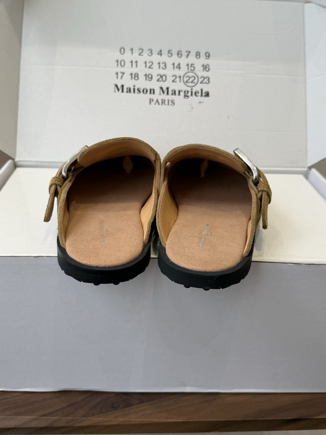 Maison Margiela26ss春夏新款分趾穆勒勃肯半拖自带慵懒高级感的分趾穆勒半拖,是日常穿搭的 Maison Margiela26ss春夏新款分趾穆勒勃肯半拖自带慵懒高级感的分趾穆勒半拖,是日常穿搭的