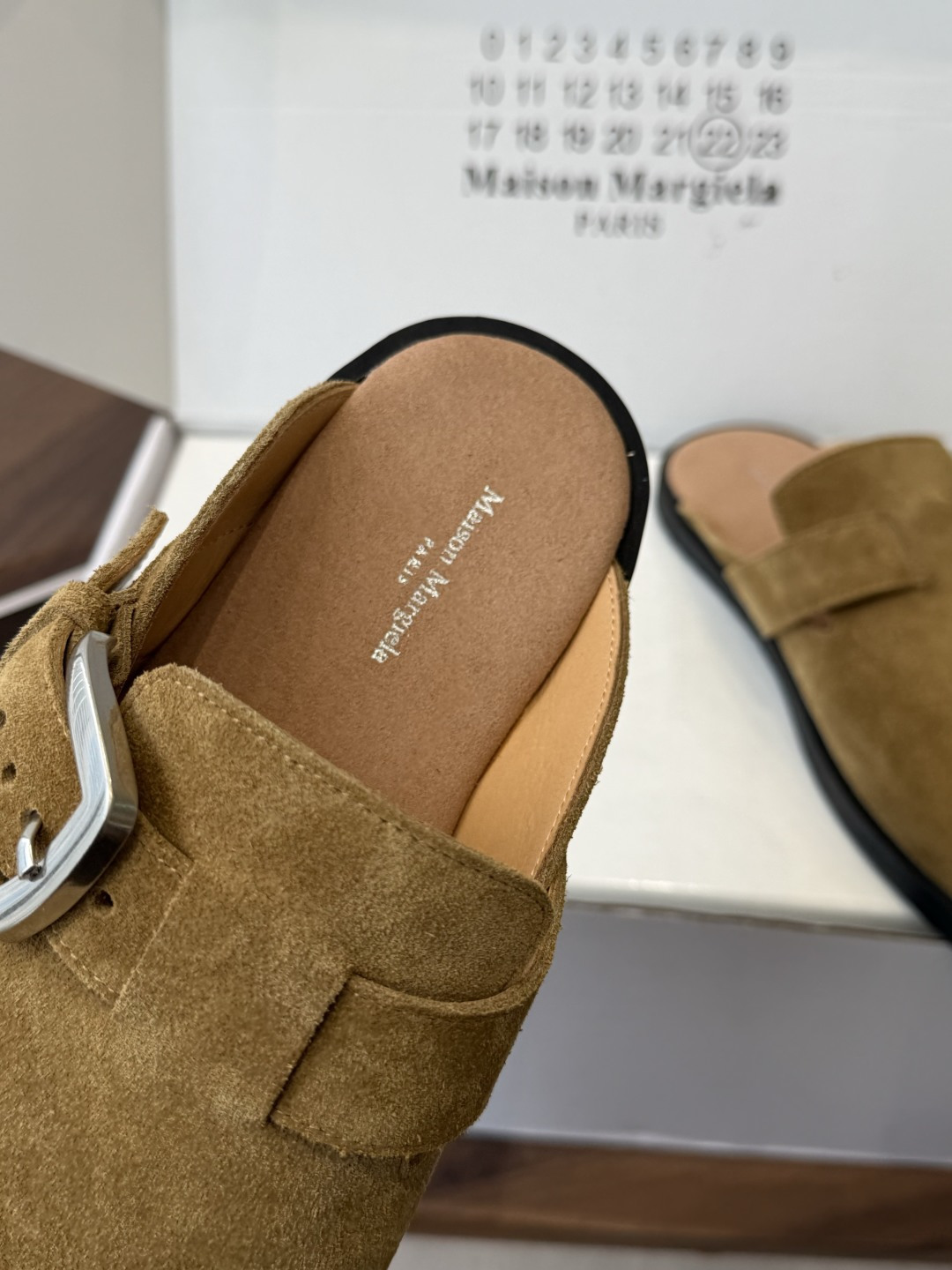 Maison Margiela26ss春夏新款分趾穆勒勃肯半拖自带慵懒高级感的分趾穆勒半拖,是日常穿搭的 Maison Margiela26ss春夏新款分趾穆勒勃肯半拖自带慵懒高级感的分趾穆勒半拖,是日常穿搭的