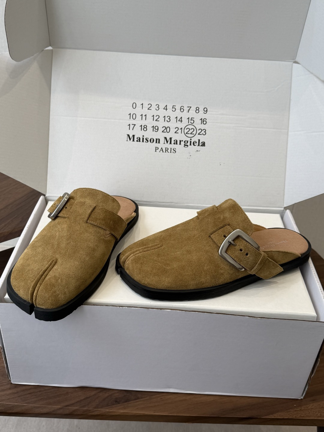 Maison Margiela26ss春夏新款分趾穆勒勃肯半拖自带慵懒高级感的分趾穆勒半拖,是日常穿搭的 Maison Margiela26ss春夏新款分趾穆勒勃肯半拖自带慵懒高级感的分趾穆勒半拖,是日常穿搭的