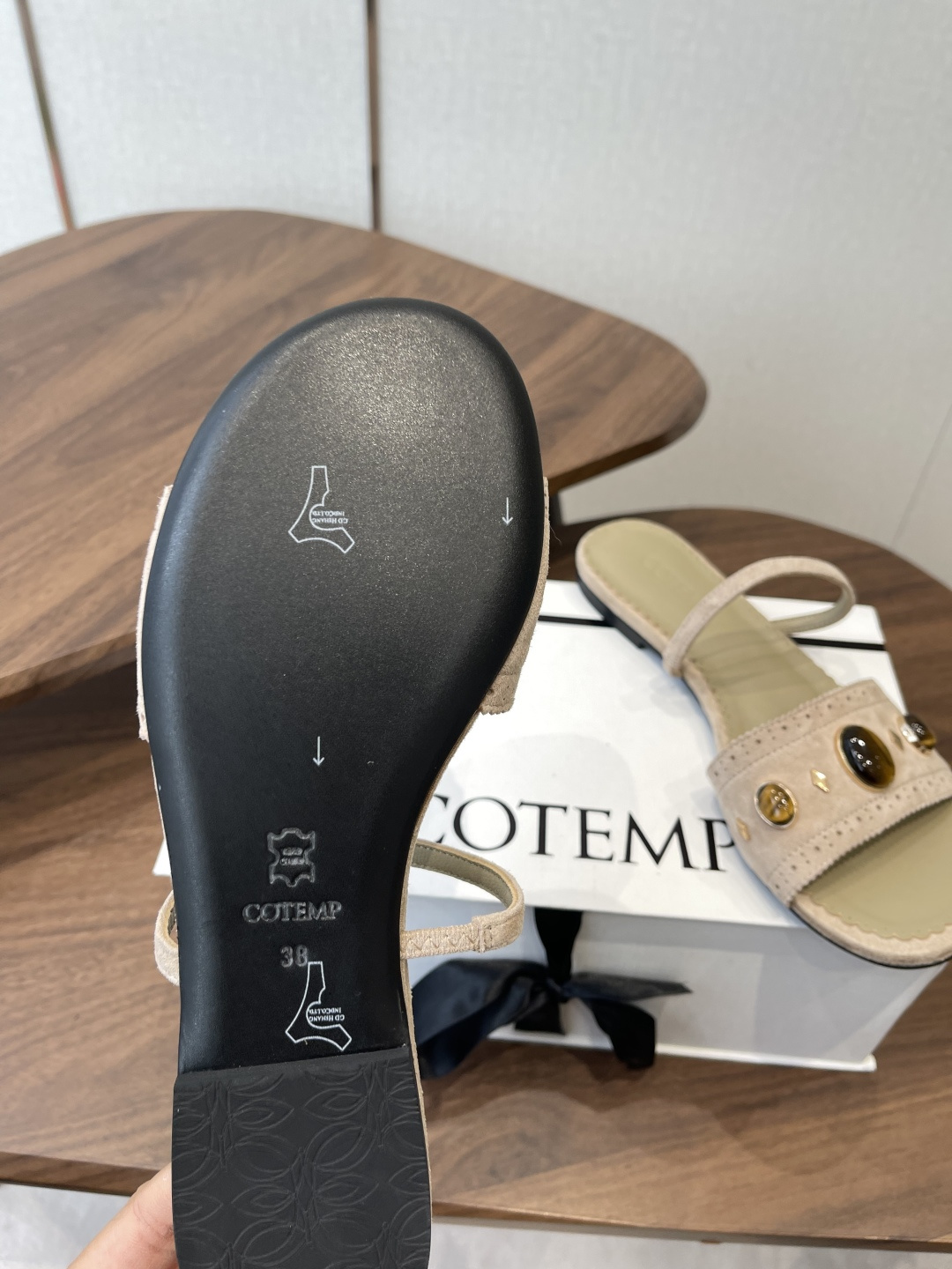 cotemP oiseau26春夏新款宝石一字带布洛克雕花凉鞋：甄选细腻羊麂皮，自带哑光柔和质感，几何轮