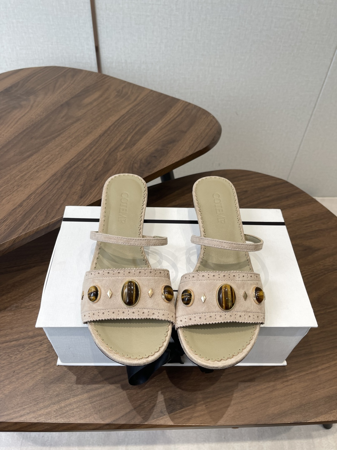 NO:816226,cotemp oiseau26 spring and summer new gemstone one-strap brogue carved sandals are made of fine sheep suede, with a matte soft texture. The metal accessories with geometric outlines and inlaid gemstones fixed with rivets are staggered on the wide one-strap upper. The natural curved gemstones reflect the beautiful luster under the light. The brogue carvings show more exquisite details and reveal texture in a low-key manner. The one-strap elastic design further improves the stability of the package, making it more elegant in retro fashion!  The heel height is 1cm and 3cm. The outsole is made of Italian genuine leather. The upper stones are all natural stones, which have a sense of luster. The inner foot pads are all made of customized sheepskin. Size 35-40 (40 customized), slippers, sandals, slippers, sheepskin, chamois leather19860909cotemp oiseau26春夏新款宝石一字带布洛克雕花凉鞋甄选细腻羊麂皮,自带哑光柔和质感,几何轮廓的金属配饰与铆钉固定的镶嵌宝石错落排布于宽一字带鞋面之上,天然弧面宝石在光线下反射出要绝美光泽,布洛克雕花更显细节精致,低调中透露质感,一字带弹力设计更加提升包裹稳定性,复古时髦中更显优雅气质 ！ 跟高1cm与3cm 大底意大利真皮底 鞋面宝石均使用天然原石,自带光泽感 内里垫脚均使用定制羊皮 码数35-40（40定制）,拖鞋,sandals,slippers,sheepskin,chamois leather,Women's Shoes