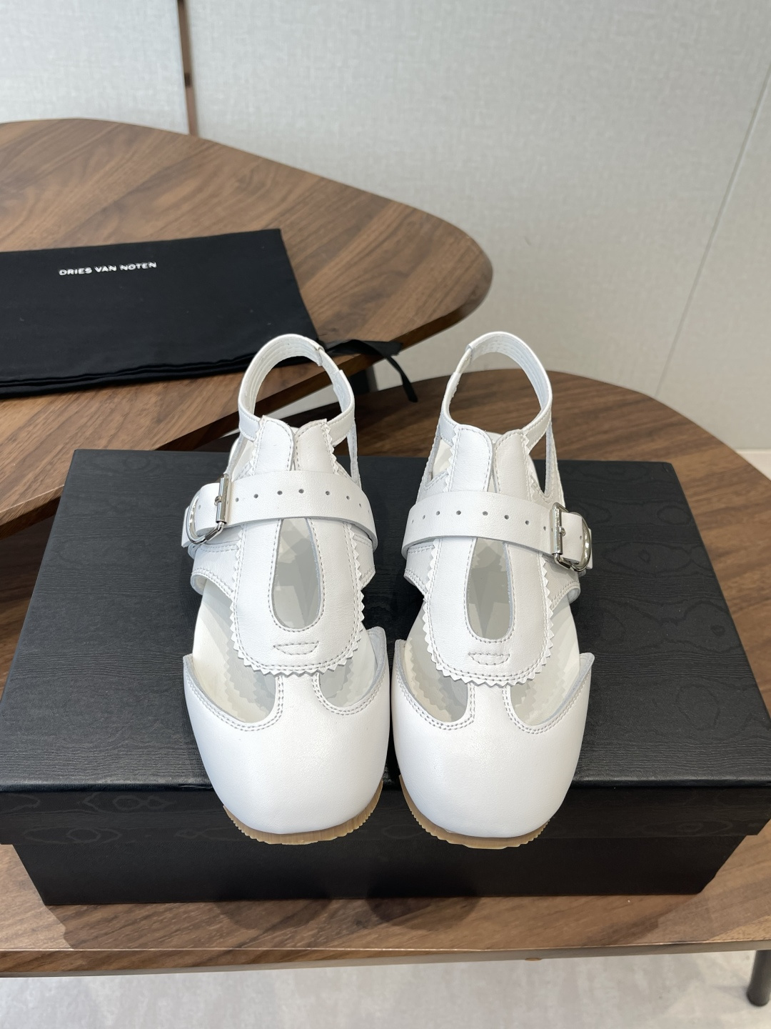 NO:816221,Dries Van Noten·DVN 26ss New Couple Style Retro Hollow Leather Shoes DVN's hollow leather shoes are so beautiful. Dries always bring me surprises. Size #Female 35-40 #39-45 (Female 40, Male 45 custom-made, non-refundable), sandals, sandals19860909Dries Van Noten·DVN 26ss 新款 情侣款 复古后空皮鞋 dvn的后空鞋也太美了吧 dries 总会给我带来惊喜 Size#女35-40 #39-45（女40 男45订做不退换）,凉鞋,sandals,Women's Shoes