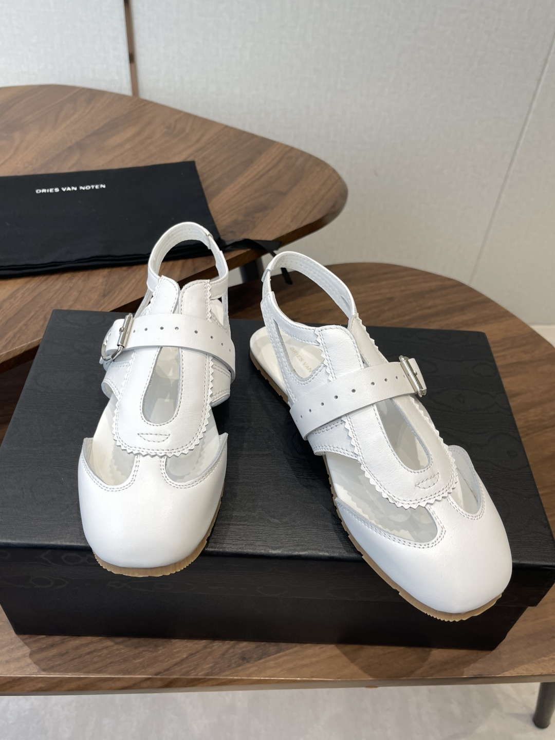 Dries Van Noten·DVN 26ss 新款 情侣款 复古后空皮鞋dvn的后空鞋也太美了吧  