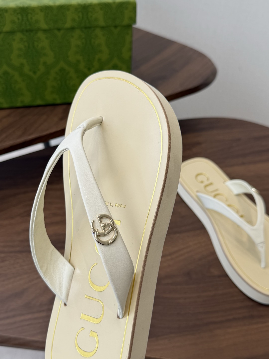 Gucci G家26SS夏季爆款凉拖鞋 人字拖,在这个IN时代必备的拖鞋…G家夹趾人字拖,进口橡塑,摇摇 Gucci G家26SS夏季爆款凉拖鞋 人字拖,在这个IN时代必备的拖鞋…G家夹趾人字拖,进口橡塑,摇摇