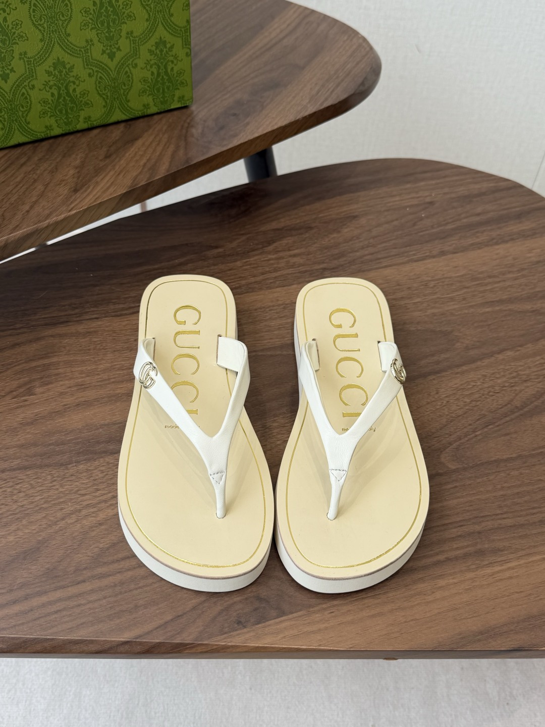 NO:816212,Gucci G's 26SS hot summer sandals flip-flops, a must-have slipper in this IN era... G's flip-flops, imported rubber and plastic, rocking anti-slip sole, the new dark horse item for summer 2026, fashion bloggers at home and abroad have shown off their feet, popular on social platforms at home and abroad, fashionistas must invest, spend a lot of money to create ingenious craftsmanship, accurately restore every detail... Size #35-41 (40  41 Custom-made (non-refundable), split-toe shoes, gucci, gucci, slippers19860909Gucci G家26SS夏季爆款凉拖鞋 人字拖,在这个IN时代必备的拖鞋… G家夹趾人字拖,进口橡塑,摇摇防滑底 2026夏季新款黑马单品,海内外时尚博主纷纷上脚大秀,火遍海内外社交平台,时尚达人必入款,重金开模打造 匠心工艺,精准还原每个细节…… Size#35-41（40 41订做不退换）,分趾鞋,gucci,gucci,slippers,Women's Shoes