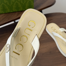 Gucci G家26SS夏季爆款凉拖鞋 人字拖,在这个IN时代必备的拖鞋…G家夹趾人字拖,进口橡塑,摇摇 Gucci G家26SS夏季爆款凉拖鞋 人字拖,在这个IN时代必备的拖鞋…G家夹趾人字拖,进口橡塑,摇摇