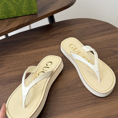 Gucci G家26SS夏季爆款凉拖鞋 人字拖,在这个IN时代必备的拖鞋…G家夹趾人字拖,进口橡塑,摇摇 Gucci G家26SS夏季爆款凉拖鞋 人字拖,在这个IN时代必备的拖鞋…G家夹趾人字拖,进口橡塑,摇摇