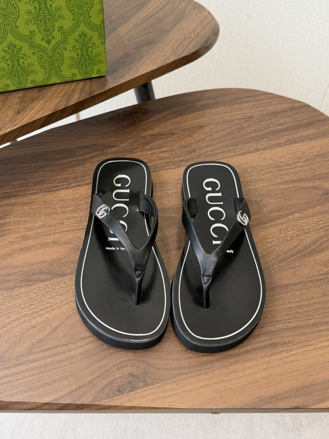 NO:816216,Gucci G's 26SS hot summer sandals flip-flops, a must-have slipper in this IN era... G's flip-flops, imported rubber and plastic, rocking anti-slip sole, the new dark horse item for summer 2026, fashion bloggers at home and abroad have shown off their feet, popular on social platforms at home and abroad, fashionistas must invest, spend a lot of money to create ingenious craftsmanship, accurately restore every detail... Size #35-41 (40  41 Custom-made (non-refundable), split-toe shoes, gucci, gucci, slippers19860909Gucci G家26SS夏季爆款凉拖鞋 人字拖,在这个IN时代必备的拖鞋… G家夹趾人字拖,进口橡塑,摇摇防滑底 2026夏季新款黑马单品,海内外时尚博主纷纷上脚大秀,火遍海内外社交平台,时尚达人必入款,重金开模打造 匠心工艺,精准还原每个细节…… Size#35-41（40 41订做不退换）,分趾鞋,gucci,gucci,slippers,Women's Shoes