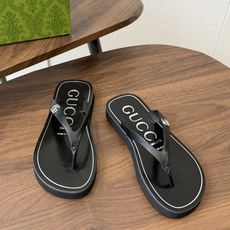 Gucci G家26SS夏季爆款凉拖鞋 人字拖,在这个IN时代必备的拖鞋…G家夹趾人字拖,进口橡塑,摇摇 Gucci G家26SS夏季爆款凉拖鞋 人字拖,在这个IN时代必备的拖鞋…G家夹趾人字拖,进口橡塑,摇摇